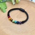 Primo piano perle chakra multicolore e chiusura magnetica sul braccialetto in pelle intrecciata nera. - Colorato (XL0931-2)
