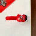 Roter gestrickter Türgriffschutz mit niedlicher Löwen Stickerei für chinesische Neujahrsdeko. - Roter Löwentanz Segen Stil