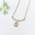 Vista dettagliata della collana con ciondolo dorato e cristallo di zirconia rosa. - Stile Pendente Goccia D'acqua Rosa (XL1200-076)