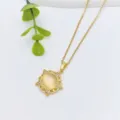 Primo piano dettagliato di una collana con ciondolo a sole dorato scintillante di zirconi e opale. - Stile Raggi di Sole (XL1200-184) / Oro