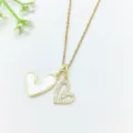Primo piano di collana con ciondolo a doppio cuore, inserto bianco e zirconi lucidi. - Stile Doppio Cuore Dorato (XL1200-411)