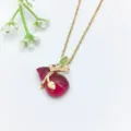 Primo piano della collana con pendente a zucca rossa, elegante gioiello con catena d'oro. - Stile Zucca Rossa (XL1200-036)