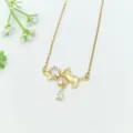 Primo piano dettagliato sulla collana con ciondolo gatto e stella in zircone dorato. - Stile Pendente Gatto E Stella (XL1200-307)