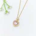 Vista dettagliata di una splendida collana con ciondolo a cuore in zircone rosa e catena. - Stile Cuore Rosa (XL1200-296) / Oro