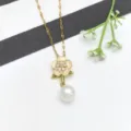 Elegante collana con ciondolo a fiore in acciaio dorato con zircone e perla raffinata. - Stile Fiore Rosa (XL2606-339)