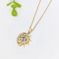 Primo piano dettagliato del ciondolo sole e luna con zirconi multicolori brillanti e finiture dorate. - Stile Sole e Luna (XL1200-222) / Oro
