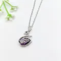 Dettaglio in primo piano della collana con cigno in cristallo viola e zircone pavimentato. - Stile Cigno in Cristallo Viola (XL1200-256)