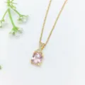 Dettaglio della collana in zircone dorato con ciondolo quadrato rosa per donne eleganti. - Stile Quadrato Rosa (XL1200-297) / Oro