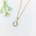 Primo piano del raffinato ciondolo rotondo in zircone cubico placcato in oro collana. - Stile Zirconia Bianca Rotonda (XL1200-325) / Oro