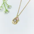 Primo piano dettagliato della collana con ciondolo floreale elegante con zirconi rosa. - Stile Floreale Rosa Viola (XL1200-468)