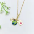 Collana dorata elegante a tema viaggio con ciondoli aereo, mappamondo e passaporto. - Stile Aereo Terra Passaporto (XL1200-417)