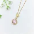 Primo piano della collana dorata con ciondolo in zircone rosa e pietre micro-incastonate. - Stile Fibbia a Cuore Zirconia Rosa Rotonda (XL1200-331) / Oro