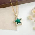 Dettaglio in primo piano della collana elegante in acciaio dorato con ciondolo a stella. - Verde (XL1200-302)