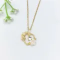 Primo piano dettaglio della collana con ciondolo fiore e farfalla dorata con zirconi. - Stile Ghirlanda Farfalla Oro (XL1200-494)