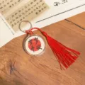 Chinesischer Kalligraphie Schlüsselanhänger mit roter Quaste, runder Acryl Anhänger. - Frieden und Sicherheit / Mit Roter Quaste