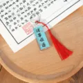 Chinesischer glücksbringer schlüsselanhänger mit blauem schild und quaste für tasche. - Frieden & Freude Serie - Alles läuft glatt + Rote Quaste