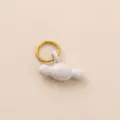 Primo piano di un anello in acciaio inossidabile placcato oro 18K con ciondolo bianco - Forma di Caramella (6)