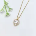 Primo piano di una delicata collana con ciondolo a cuore in zircone e pietre lucenti. - Stile Cuore Pieno Strass (XL1200-442)
