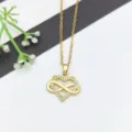 Primo piano di dettaglio di una collana con ciondolo cuore e infinito dorato con zirconi. - Simbolo dell'Infinito del Cuore (XL2607-161)