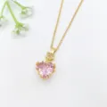 Delicata collana in acciaio inossidabile dorato con splendido ciondolo a cuore in zirconia rosa. - Stile Cuore Classico (XL1200-224)