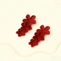 Eleganti orecchini a fiore rosso con eleganti dettagli floreali opachi per feste e look quotidiani. - Stile Triplo Fiore Collegato (XL2176-04) / Rosso