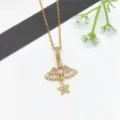 Collana con ciondolo ad ala e stella dorata con zirconi cubici scintillanti e cuore rosa. - Stile Ali Stella (XL2607-142)