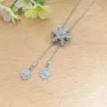 Gedetailleerd overzicht van de elegante kristallen sneeuwvlok truiketting met schitterende zirkonia. - Roterende Sneeuwvlok Truiketting (XL1924-08) / Zilver