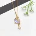 Dettaglio di una collana con ciondolo a luna e stella dorata con pietre di zircone scintillanti. - Luna e Stella Dorata (XL2607-153)