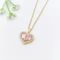 Dettaglio ravvicinato di una squisita collana con ciondolo a cuore dorato e zirconi rosa. - Stile Cuore Circondato da Diamanti (XL1200-334)