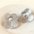 Eleganti orecchini a fiore argentato con perla, pendenti di tendenza per donna alla moda. - Perla Argento