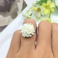 Anello di perle bianche floreali artigianale gioielli cristallo DIY dettaglio moda chic. - Stile Palla di Fiori Bianca (XL2172-02)