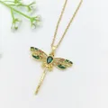Primo piano di una delicata collana con pendente a libellola con smalto verde e zirconi. - Stile Libellula Smaltata (XL1200-286)
