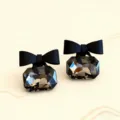 Dettaglio orecchini fiocco nero cristallo scuro, elegante gioiello donna moda chic stile - Cristallo Nero