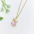 Primo piano dettagliato di una collana in acciaio dorato con ciondolo a farfalla in cristallo rosa. - Stile Farfalla Zirconia Rosa (XL1200-352)