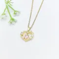 Dettaglio ravvicinato della collana con ciondolo a cuore dorato e luminose pietre di zircone. - Stile Cuore Quarzo Rosa (XL1200-556)