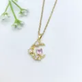 Collana con ciondolo luna e cuore dorata con zircone cubico brillante, primo piano. - Stile Luna E Cuore Rosa (XL2606-187)