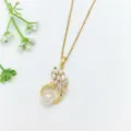 Raffinata collana in acciaio dorato con zirconi a marquise e un ciondolo di perla lucida. - Stile Piuma Perla (XL1200-367)