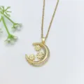 Collana con ciondolo a mezzaluna dorata con zirconi cubici e fiori dettagli per donna. - Stile Luna E Fiore (XL2606-104)