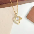 Collana con ciondolo a cuore placcato in oro con zircone cubico e dettaglio rosa donna. - Stile Rosa Cuore (XL1200-392) / Oro