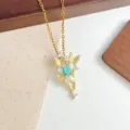Primo piano dettagliato di una delicata collana d'oro con pendente in pietra blu e cristalli. - Stile Ala Foglia (XL1200-393) / Oro