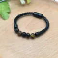 Vista dettagliata del bracciale in pelle intrecciata nera con chiusura magnetica e perle. - Occhio di Tigre Giallo (XL0931-4)