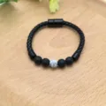 Dettaglio del bracciale in pelle intrecciata con chiusura magnetica e perle laviche. - Turchese Bianco (XL0931-5)