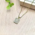 Dettaglio in primo piano di una collana con ciondolo lettera A quadrato dorato con zirconi. - Lettera A (XL2186)