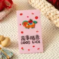 Chinesische Neujahr roter Umschlag mit süßem 3D Cartoon Stickerei Pferd Design. - Alles Gute - Frieden und Freude