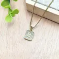 Primo piano della collana con ciondolo quadrato dorato, zirconi e lettera B. - Lettera B (XL2186)