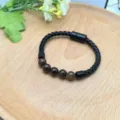 Bracciale in pelle intrecciata da uomo con chiusura magnetica e perle in pietra. - Pietra Occhio di Tigre Rosso (XL0931-8)