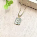Primo piano della collana con ciondolo lettera C in zircone dorato, accessorio elegante. - Lettera C (XL2186)