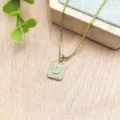 Primo piano della collana con ciondolo a lettera D quadrata in oro con dettagli in zirconia. - Lettera D (XL2186)