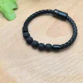 Primo piano dettagliato del bracciale in pelle intrecciata nera con pietra lavica e chiusura. - Pietra Lavica (XL0931-12)