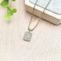 Primo piano dettagliato della collana con ciondolo lettera J in zircone su supporto in legno. - Lettera J (XL2186)
